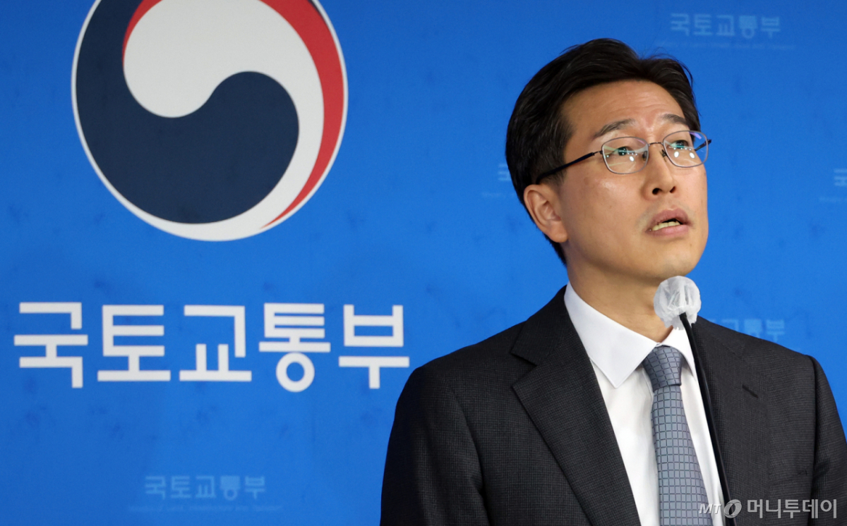 [세종=뉴시스] 강종민 기자 = 정우진 국토교통부 토지정책관이 17일 세종시 정부세종청사에서 2026년 공동주택 공시가격(안) 열람 관련 브리핑을 하고 있다. 2026.03.17. ppkjm@newsis.com /사진=강종민