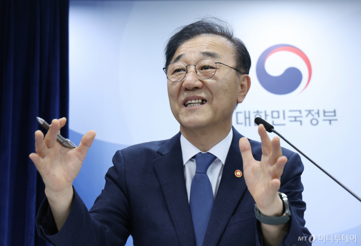 김윤덕 국토교통부 장관이 13일 오전 서울 종로구 정부서울청사에서 '전월세 및 매매시장 안정을 위한 주택 신속공급 방안 및 부동산 시장 안정을 위한 금융 종합대책'을 발표한 뒤 기자들의 질문에 답하고 있다. /사진-뉴시스 /사진=조수정