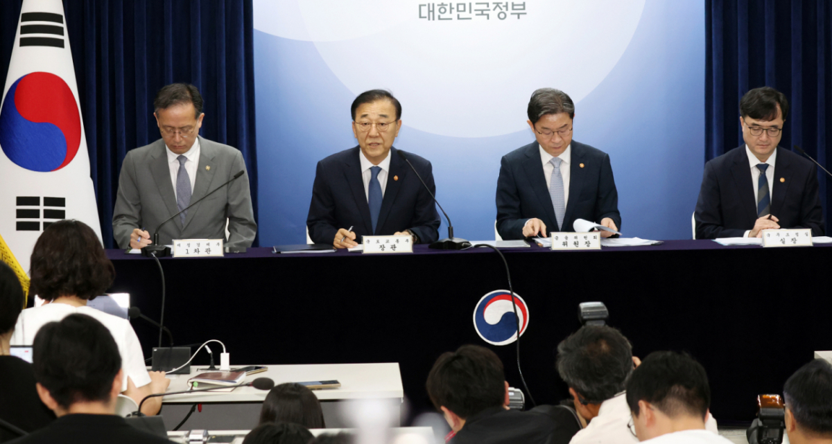 (서울=뉴스1) 김명섭 기자 = 김윤덕 국토교통부 장관 등이 13일 서울 종로구 세종대로 정부서울청사에서 전월세 및 매매시장 안정을 위한 주택 신속공급 방안 및 부동산 시장 안정을 위한 금융 종합대책을 발표하고 있다. 왼쪽부터 이형일 재정경제부 1차관, 김 장관, 이억만 금융위원장, 임기근 국무조정실장. Copyright © 뉴스1. All rights reserved. 무단 전재 및 재배포, AI학습 이용 금지. /사진=(서울=뉴스1) 김명섭 기자