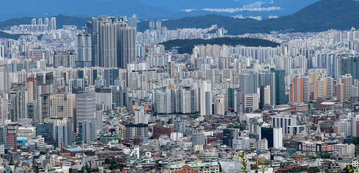 (서울=뉴스1) 박세연 기자 = 9일 정치권에 따르면 정부는 지난 7일 열린 2차 부동산 정책 점검회의를 끝으로 최종안을 다듬으며 다음 주 대책 발표를 준비하고 있다. 이재명 대통령이 부동산 정책 마련을 위한 두 차례 점검회의를 마무리하면서 이르면 13일 신규 공급과 금융 대책을 담은 종합 부동산 대책이 발표될 전망이다. 사진은 이날 서울 남산에서 바라본 아파트 단지. 2026.8.9/뉴스1 Copyright © 뉴스1. All rights reserved. 무단 전재 및 재배포, AI학습 이용 금지. /사진=(서울=뉴스1) 박세연 기자