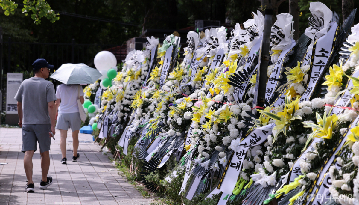 (서울=뉴스1) 박지혜 기자 = 9일 서울 용산구 용산어린이정원 입구에 정부의 용산공원 부지 주택 공급 검토에 반대하는 근조화환들이 줄지어 세워져 있다. 용산구 주민 1000여 명으로 구성된 ‘용산공원지키기 주민모임’은 정부가 용산기지 부지 일부인 용산어린이정원에 임대주택 등을 조성하는 방안을 검토하자 주거 환경 악화와 인근 주택의 자산 가치 훼손 등을 우려하며 반발하고 있다. 2026.8.9/뉴스1 Copyright © 뉴스1. All rights reserved. 무단 전재 및 재배포, AI학습 이용 금지. /사진=(서울=뉴스1) 박지혜 기자