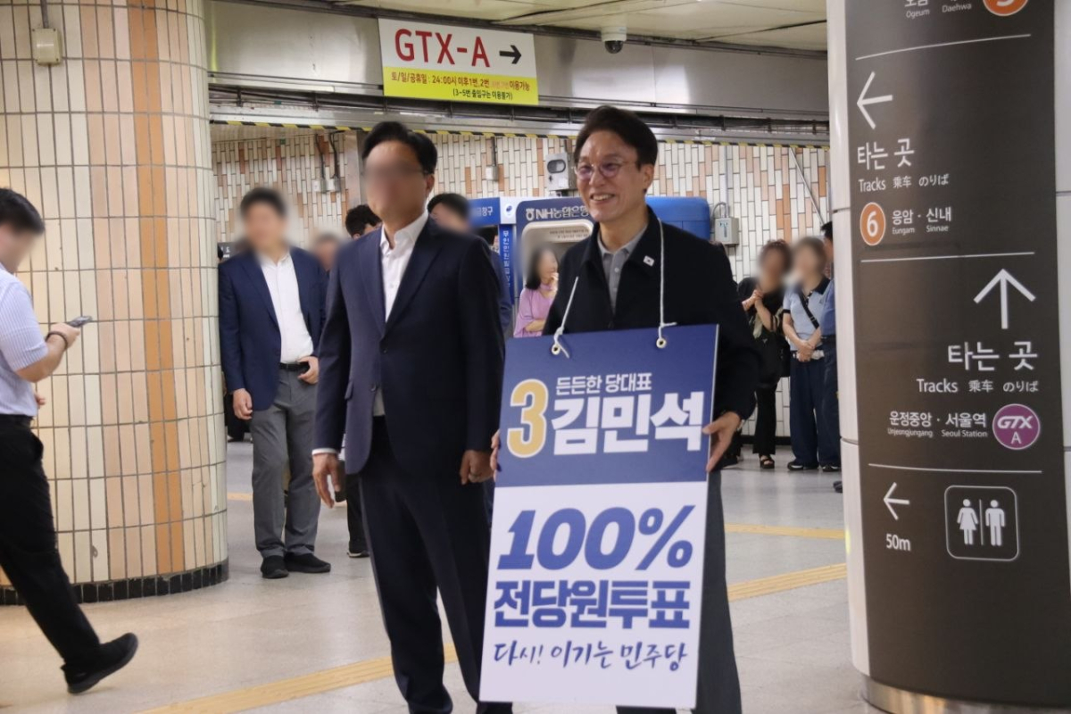 13일 아침 서울 지하철 연신내역 구내에서 아침 출근 인사에 나서고 있는 김민석 민주당 대표 후보. /사진=김민석 캠프 제공