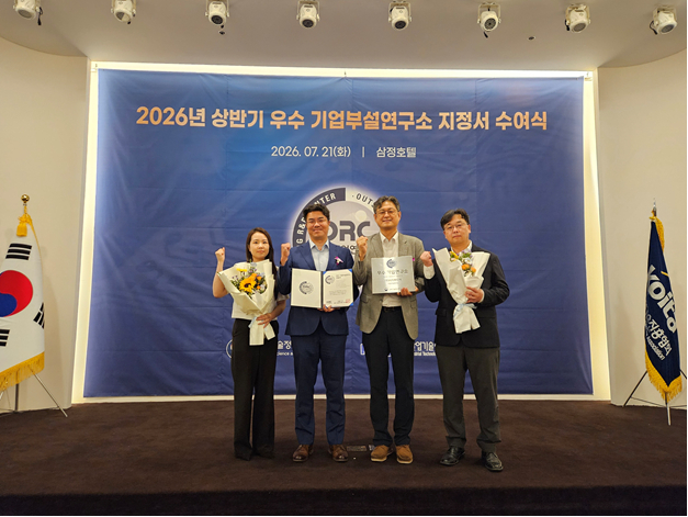시지메드텍 유현승 대표이사(왼쪽에서 두번째)와 임직원들이 기념사진을 찍고 있다. 출처 : 시지메드텍