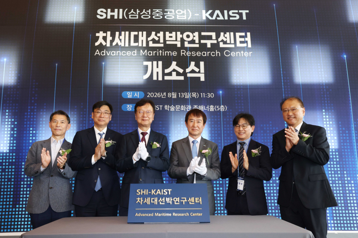 최성안(왼쪽 세 번째부터) 삼성중공업 대표와 배충식 KAIST 총장이 13일 대전 KAIST 본원에서 열린 SHI-KAIST 차세대 선박연구센터 개소식에서 기념촬영을 하고 있다. /사진=삼성중공업