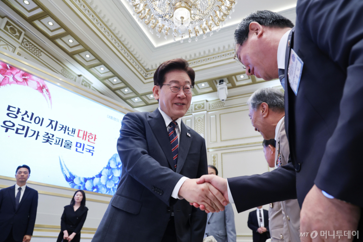 [서울=뉴시스] 조성봉 기자 = 이재명 대통령이 13일 청와대 영빈관에서 열린 국가유공자 및 보훈 가족 초청 오찬 행사에서 참석자와 악수하고 있다. 2026.08.13. suncho21@newsis.com /사진=