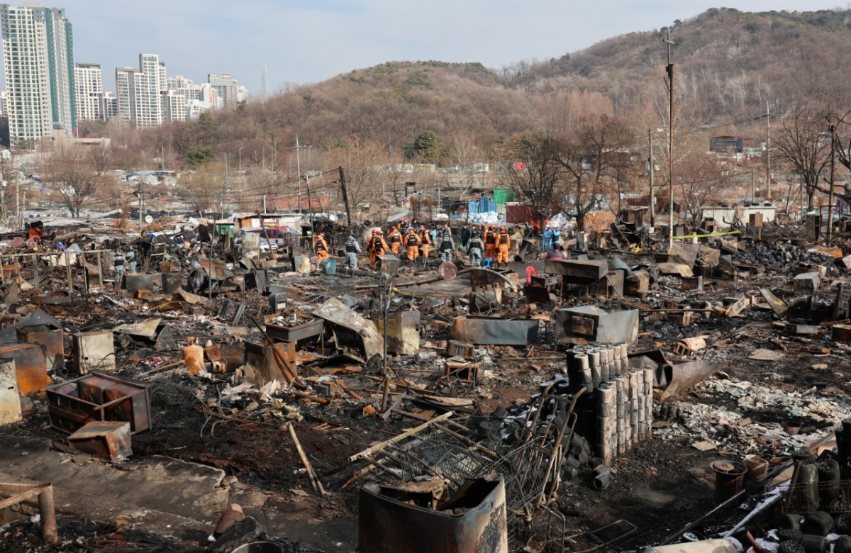 경찰과 소방, 한국전기안전공사 관계자들이 19일 오후 서울 강남구 구룡마을 화재현장에서 합동 감식을 하고 있다. 지난 16일 오전 구룡마을 4지구에서 발생한 화재가 인근까지 번져 4,5,6지구 주민들이 대피했다./사진=뉴시스.
