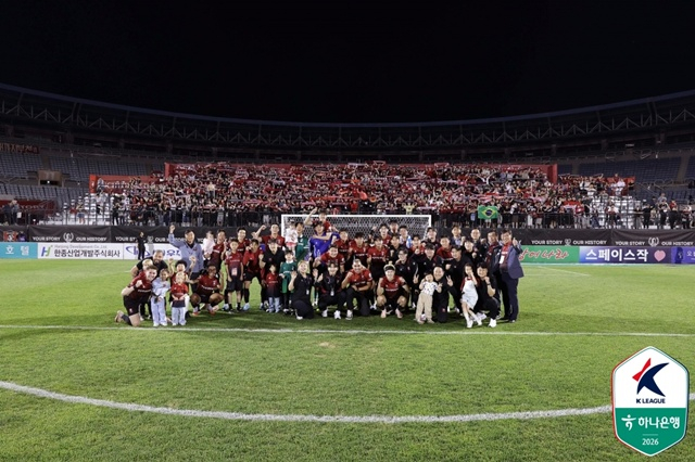 부천FC 선수단이 팬들과 기념샷을 찍고 있다. /사진=한국프로축구연맹 제공