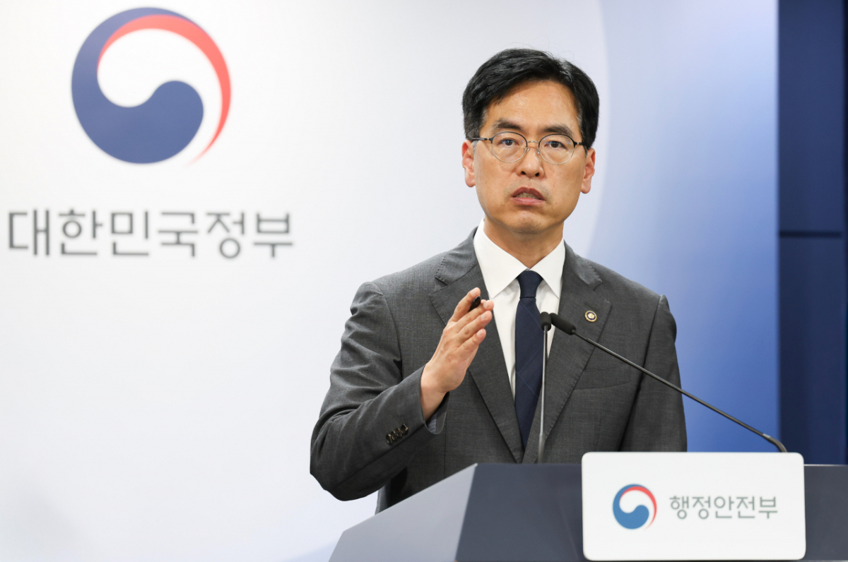 김민재 행정안전부 차관이 13일 오후 서울 종로구 정부서울청사에서 지방의원 수의계약 및 지방공무원 횡령 관련 브리핑을 하고 있다. /사진=행정안전부