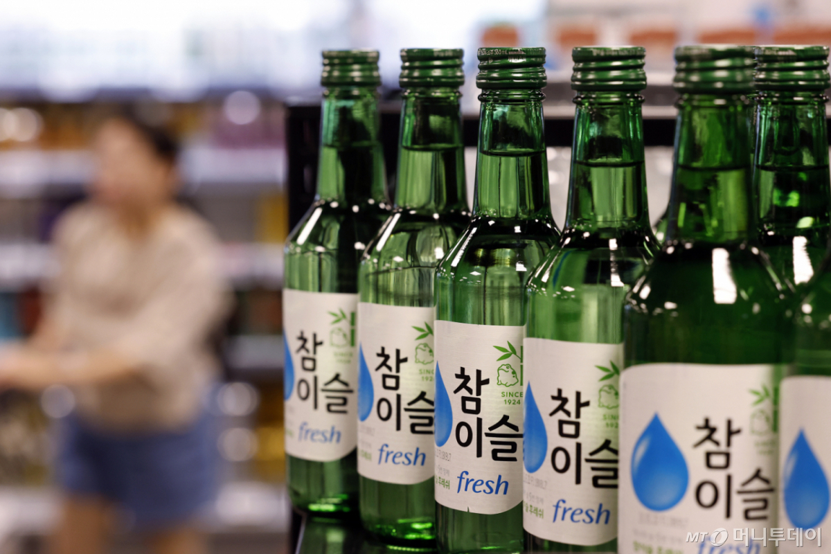 (서울=뉴스1) 박정호 기자 = 하이트진로가 소비자들의 저도주 선호 현상을 반영해 약 2년 4개월 만에 대표 소주 브랜드 참이슬 후레쉬의 주질을 개선한다고 밝힌 2일 서울 시내의 한 대형마트 주류 코너에 참이슬 후레쉬가 진열되어 있다. 하이트진로는 기존 16도에서 15.7도로 리뉴얼된 참이슬 후레쉬를 이달 중순부터 전국 유통채널에서 순차적으로 판매될 예정이라고 밝혔다. 2026.6.2/뉴스1 Copyright © 뉴스1. All rights reserved. 무단 전재 및 재배포, AI학습 이용 금지. /사진=(서울=뉴스1) 박정호 기자