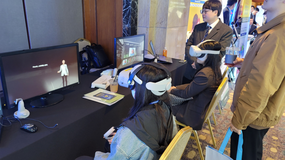 학회에서 학회에서 가상현실(VR) 기반 인지행동치료제 '치유포레스트'를 시연하고 있다. /사진제공=마인즈에이아이