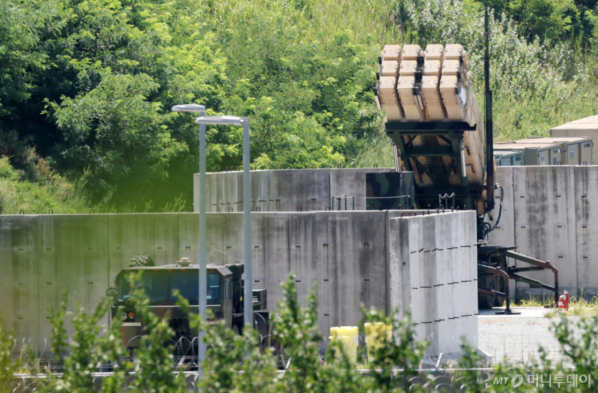 (평택=뉴스1) 김영운 기자 = 북한이 12일 동해상으로 단거리탄도미사일(SRBM) 1발을 발사했다. 북한의 탄도미사일 발사는 지난 6일 SRBM 1발을 쏜 이후 엿새만이자, 올해 들어 11번째다. 사진은 이날 경기 평택시 팽성읍 주한미군기지 캠프 험프리스에 방공 무기체계인 패트리엇 미사일이 배치되어 있는 모습. 2026.8.12/뉴스1 Copyright © 뉴스1. All rights reserved. 무단 전재 및 재배포, AI학습 이용 금지. /사진=(평택=뉴스1) 김영운 기자