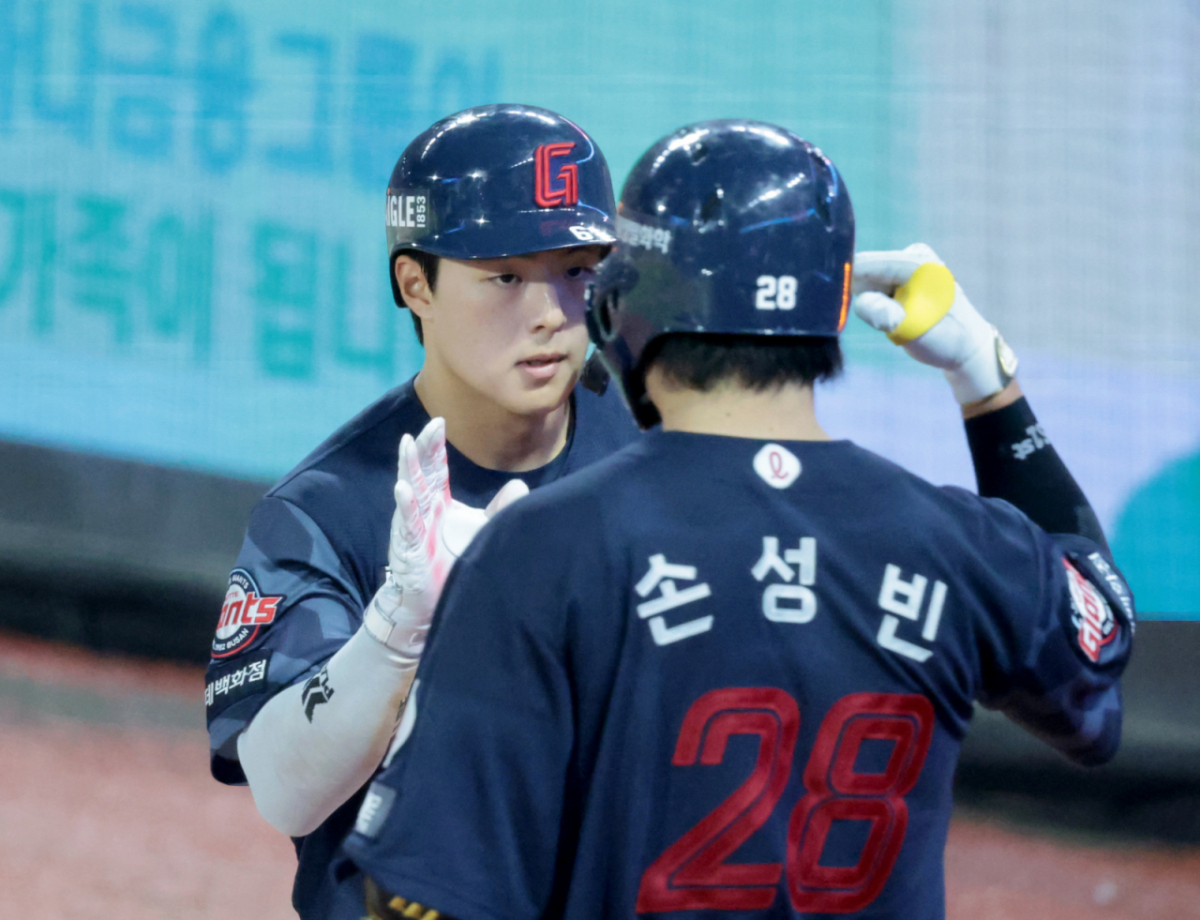 롯데 7번타자 한태양이 13일 랜더스필드에서 열린 2026KBO리그 SSG랜더스와 롯데자이언츠 경기 4회초 타케다를 상대로  솔로홈런을 터트린 후 홈인하고 있다.  2026.08.13. /사진=강영조 선임기자