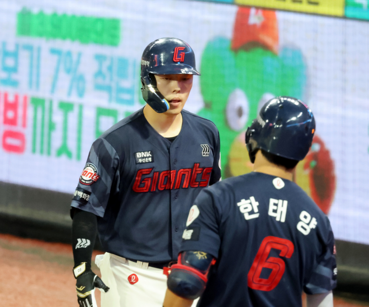롯데 5번타자 고승민이 13일 랜더스필드에서 열린 2026KBO리그 SSG랜더스와 롯데자이언츠 경기 5회초 투런홈런을 터트린 후 홈인하고 있다. 2026.08.13. 롯데 5번타자 고승민이 13일 랜더스필드에서 열린 2026KBO리그 SSG랜더스와 롯데자이언츠 경기 5회초 투런홈런을 터트린 후 홈인하고 있다. 2026.08.13. /사진=강영조 선임기자