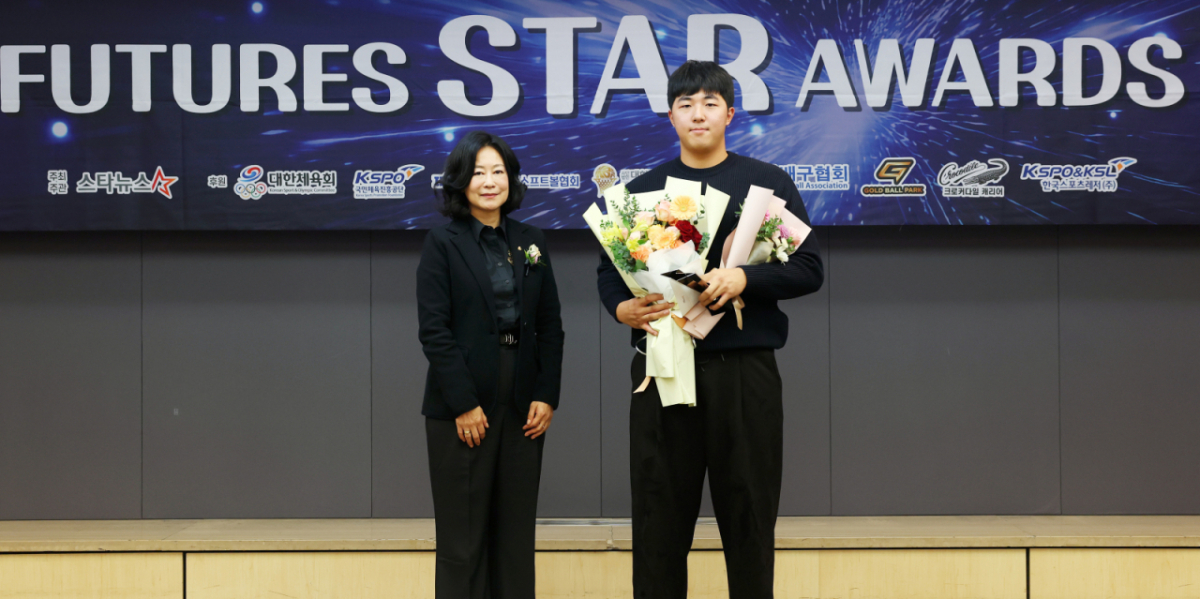 야구 부문 대상 수상자 김민준(대구고3·SSG)이 지난해 서울 중구 프레스센터에서 진행된 '2025 퓨처스 스타대상' 시상식에 참석해 수상한 뒤 김나미 대한체육회 사무총장과 기념촬영을 하고 있다. 올해로 4회째를 맞는 '2025 퓨처스 스타대상(스타뉴스 주최·주관, 대한체육회, 국민체육진흥공단, 대한야구소프트볼협회, 대한민국농구협회, 대한배구협회, 골드볼파크, 크로커다일 캐리어, 한국스포츠레저주식회사 후원)'은 한국 스포츠 발전과 아마추어 체육 활성화에 기여하고자 종목별로 한 해 동안 가장 뛰어난 활약을 보인 고교 선수를 선정하고 잠재력이 돋보이는 유망주를 격려하기 위해 고교 저학년 선수를 발굴해 시상하는 행사이다. /2025.11.24 /사진=김휘선 기자