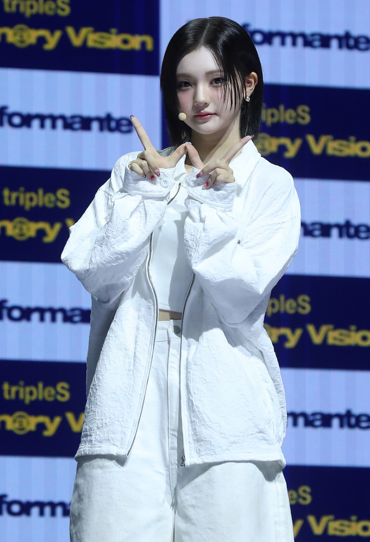 걸그룹 트리플에스 Vision@ry Vision(이하 VV) 연지가 2024년 서울 광진구 예스24 라이브홀에서 진행된 첫 앨범 'Performante' 발매 기념 쇼케이스에 참석해 포즈를 취하고 있다. 2024.10.23 /사진=김창현 기자