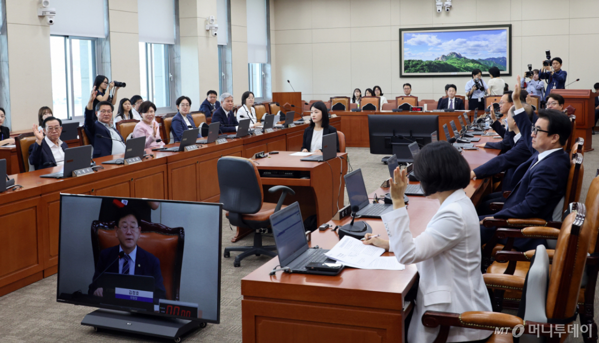 [서울=뉴시스] 최진석 기자 = 13일 여의도 국회에서 열린 기후위기특별위원회 전체회의에서 의원들이 법안 관련 투표를 하고 있다. 2026.08.13. myjs@newsis.com /사진=최진석