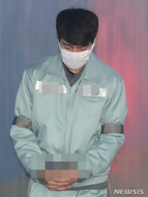 무면허로 음주운전과 뺑소니 사고 혐의로 기소된 배우 손승원이 2019년 4월11일 오전 선고 공판을 위해 서울 서초구 서울중앙지법으로 들어가고 있다. /사진=뉴시스.