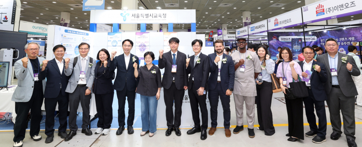 12일 에듀플러스위크에서 김천홍 서울시부교육감(왼쪽에서 5번째)와 교육계 인사들이 서울시교육청 부스를 방문했다. /사진=김창현 기자