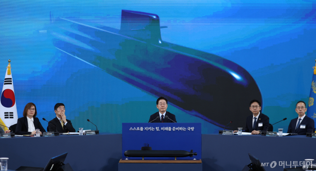 (창원=뉴스1) 이재명 기자 = 이재명 대통령이 26일 경남 창원시 진해구에서 열린 제1회 미래국방전략위원회에서 핵추진잠수함 기본계획 발표를 듣고 있다. (청와대통신사진기자단) 2026.5.26/뉴스1 Copyright © 뉴스1. All rights reserved. 무단 전재 및 재배포, AI학습 이용 금지.