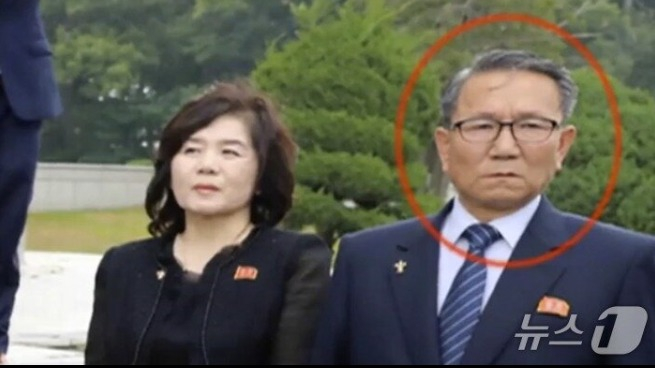 지난 2019년 6월 30일 남·북·미 정상의 판문점 회동 당시 현장에서 포착된 장금철 전 통일전선부장의 모습. ( 유튜브 'mbc 뉴스' 자료화면 갈무리)