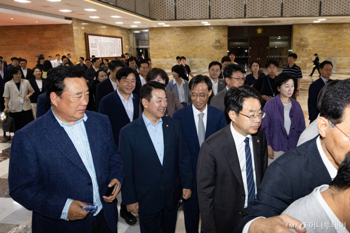 더불어민주당 의원들이 13일 서울 여의도 국회에서 열린 민생입법 방해·5.18 역사 왜곡 국민의힘 규탄대회를 마친 후 비공개 의원총회에 참석하고 있다. /사진=뉴스1