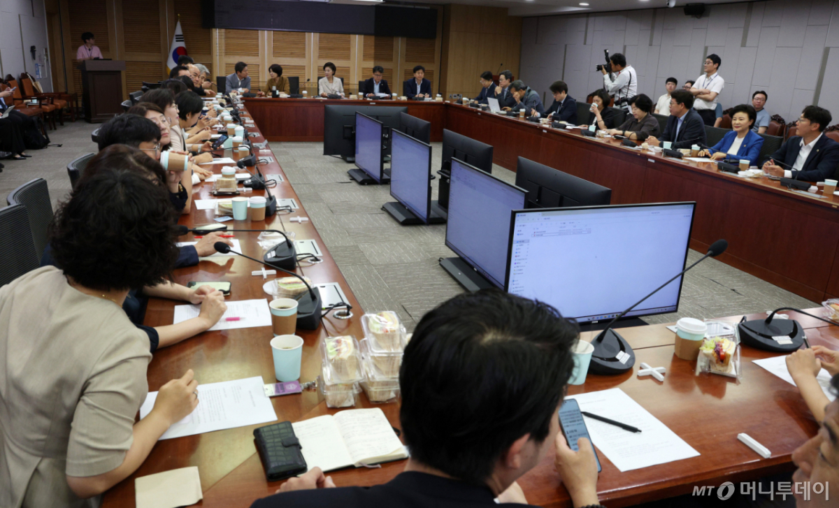 남인순 국회 부의장 등 더불어민주당 서울 지역구 의원들이 6일 오전 서울 여의도 국회 의원회관에서 열린 부동산 정책 대응을 위한 비공개 간담회에 참석해 자리하고 있다./사진=뉴시스