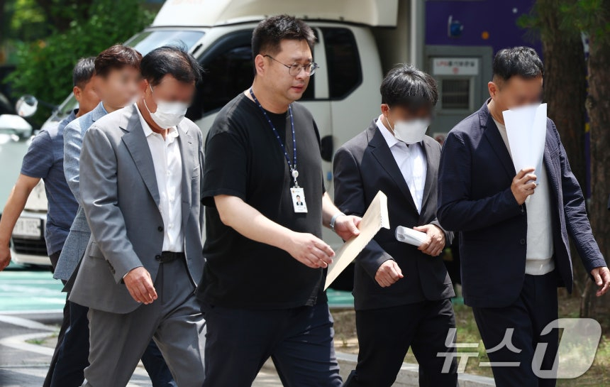 1천억 원이 넘는 대규모 자금을 조달해 주가조작을 한 혐의를 받는 피의자들이 지난달 1일 서울 양천구 서울남부지법에서 열린 자본시장법 위반 혐의 관련 구속 전 피의자 심문(영장실질심사)에 출석하고 있다./사진=뉴스1
