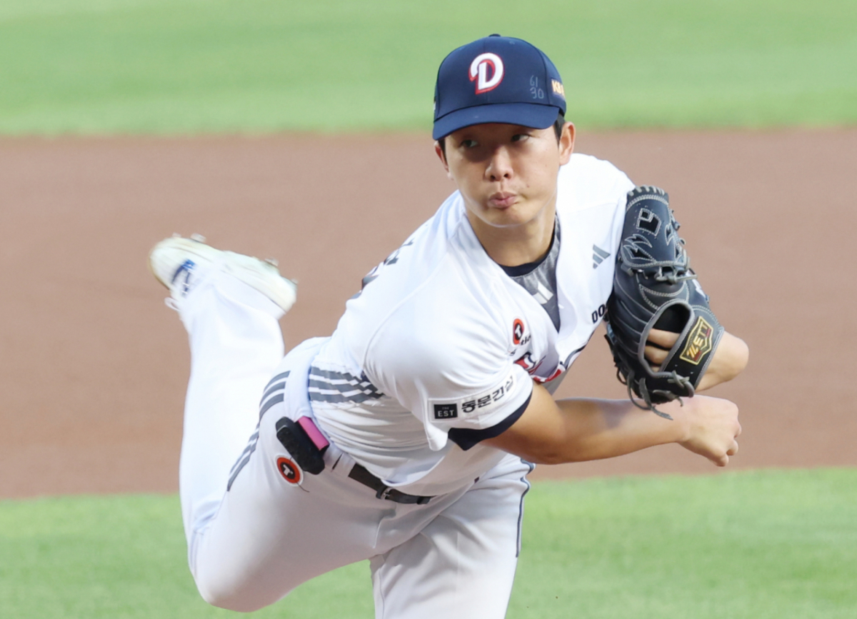 2026 신한 SOL KBO리그 두산 베어스 대 한화 이글스 경기가 13일 서울 잠실야구장에서 열렸다.  두산 선발 최민석이 역투하고 있다. /사진=김진경 kim.jinkyung@