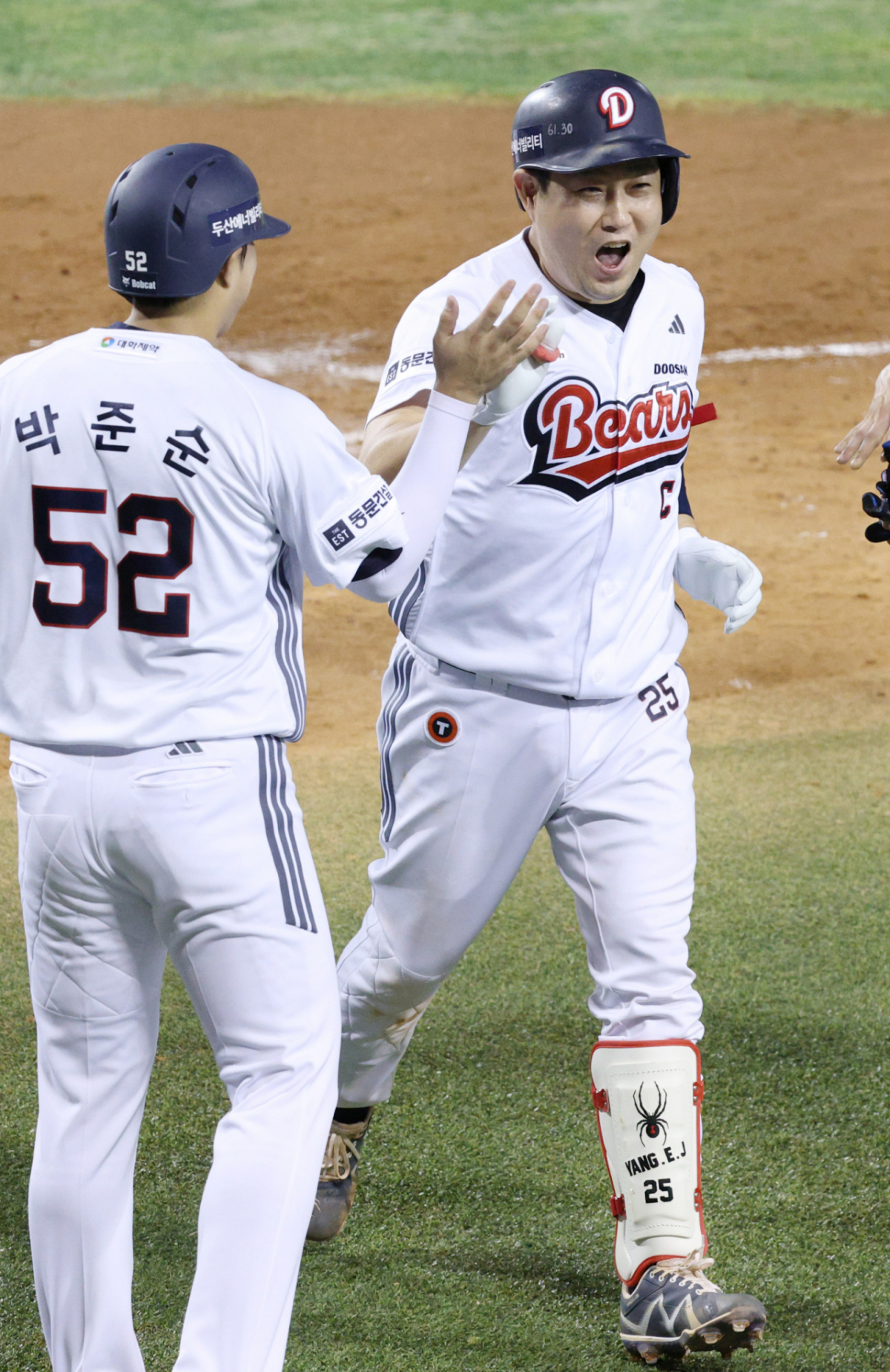 2026 신한 SOL KBO리그 두산 베어스 대 한화 이글스 경기가 13일 서울 잠실야구장에서 열렸다. 두산 양의지가 4회말 1사 1,2루에서 한화 선발 류현진을 상대로 3점 홈런을 날리고 홈인하고 있다. /사진=김진경 kim.jinkyung@