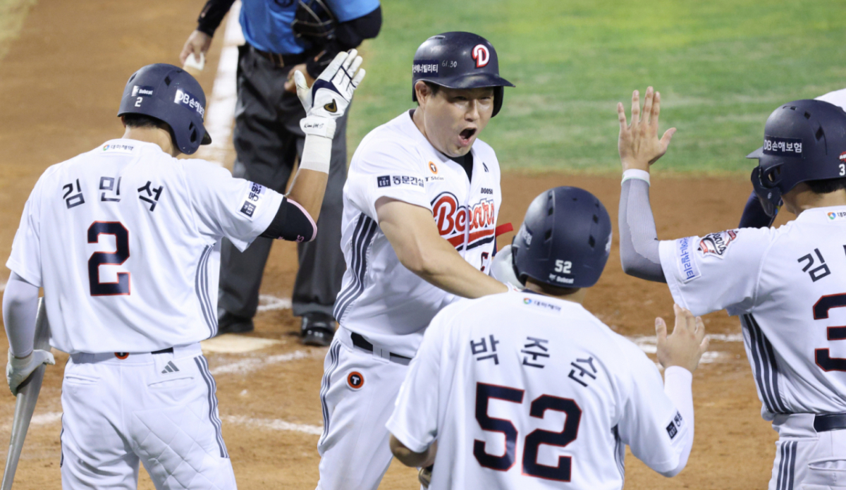 2026 신한 SOL KBO리그 두산 베어스 대 한화 이글스 경기가 13일 서울 잠실야구장에서 열렸다. 두산 양의지가 4회말 1사 1,2루에서 한화 선발 류현진을 상대로 3점 홈런을 날리고 홈인하고 있다. /사진=김진경 kim.jinkyung@