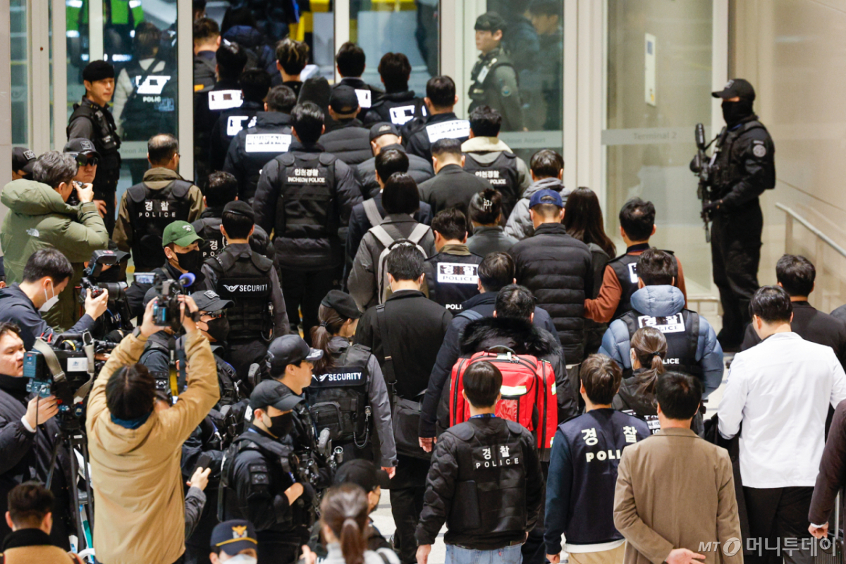 (인천공항=뉴스1) 안은나 기자 = 캄보디아를 거점으로 대규모 스캠 범죄를 저지른 한국 국적 피의자 73명이 23일 오전 인천국제공항 2터미널을 통해 강제 송환되고 있다. 이들은 우리 국민 869명을 대상으로 약 486억 원의 피해를 입힌 혐의를 받고 있다. 경찰청·법무부·외교부·국가정보원으로 구성된 '초국가범죄 특별대응 태스크포스(TF)'에 따르면 이번 송환은 단일 사건 기준 역대 최대 규모의 범죄자 이송 사건이다. 2026.1.23/뉴스1 Copyright © 뉴스1. All rights reserved. 무단 전재 및 재배포, AI학습 이용 금지.