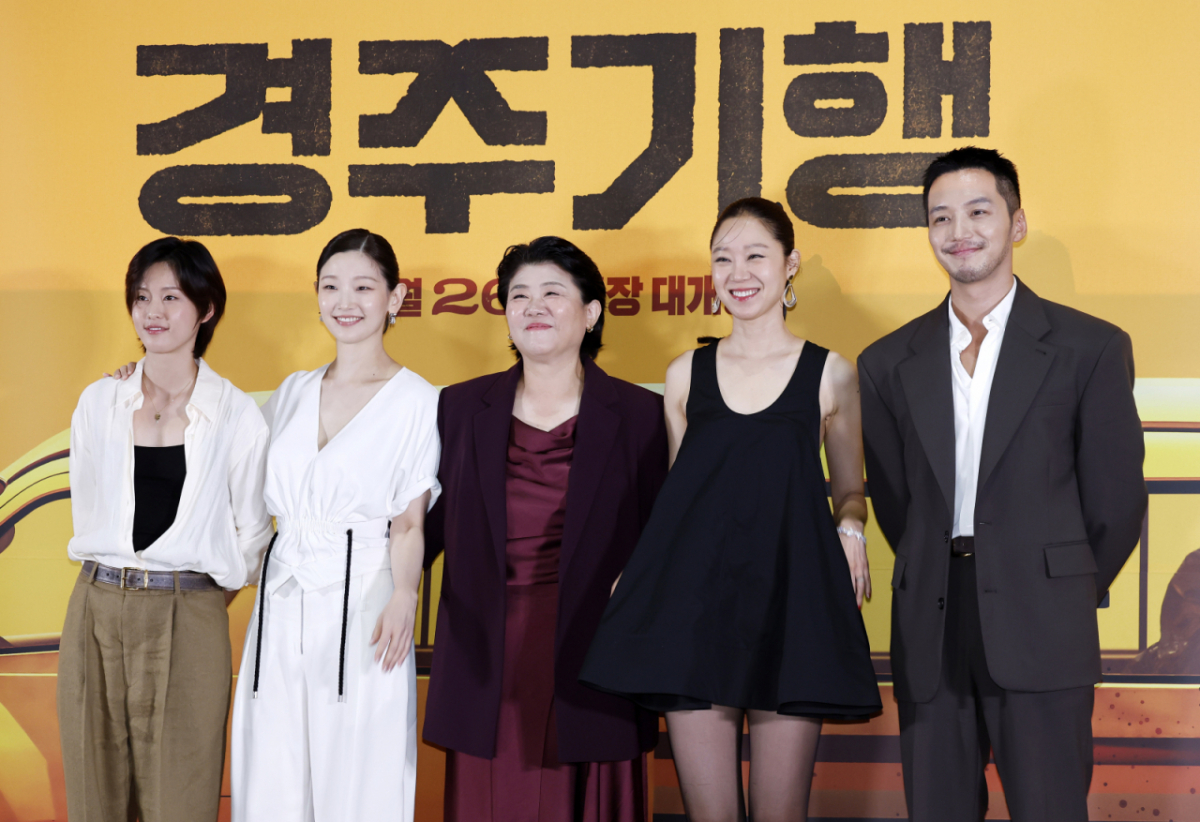 사진은 배우 이연(왼쪽부터), 박소담, 이정은, 공효진, 변요한이 13일 오후 서울 송파구 롯네시네마 월드타워에서 열린 영화 '경주기행' 언론시사회에서 포즈를 취하는 모습. /사진=뉴시스