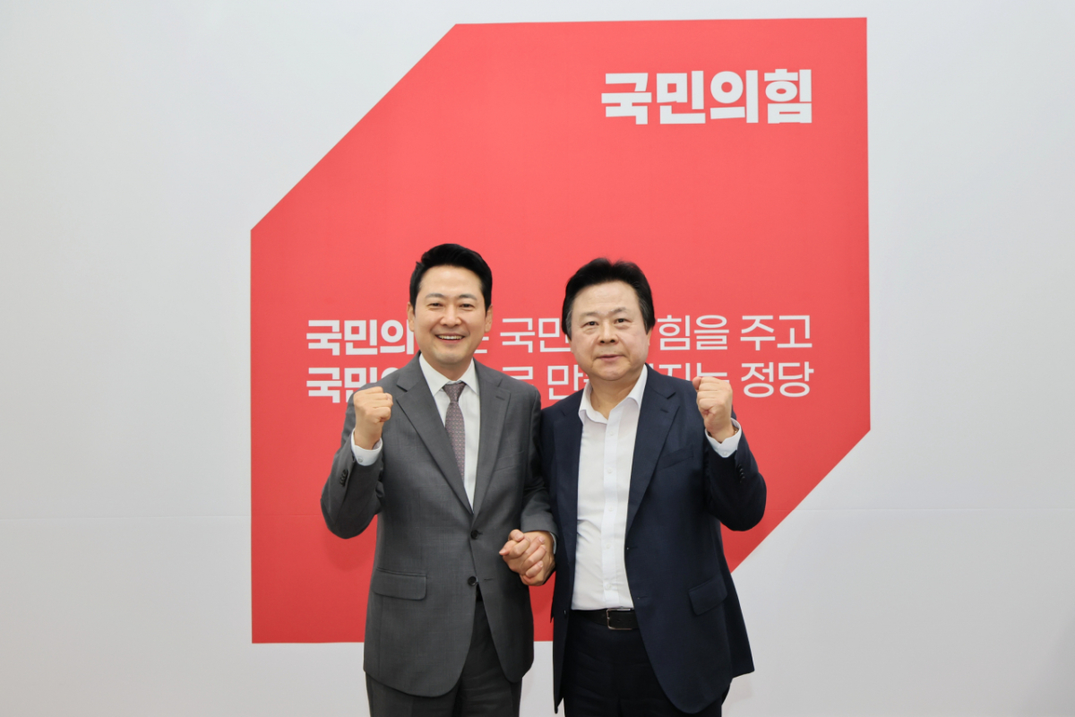 강기윤 창원특례시장(오른쪽)이 장동혁 국민의힘 당대표를 만나 국비 확보와 주요과제 해결 지원을 요청하고 손을 맞잡고 있다./사진제공=창원특례시