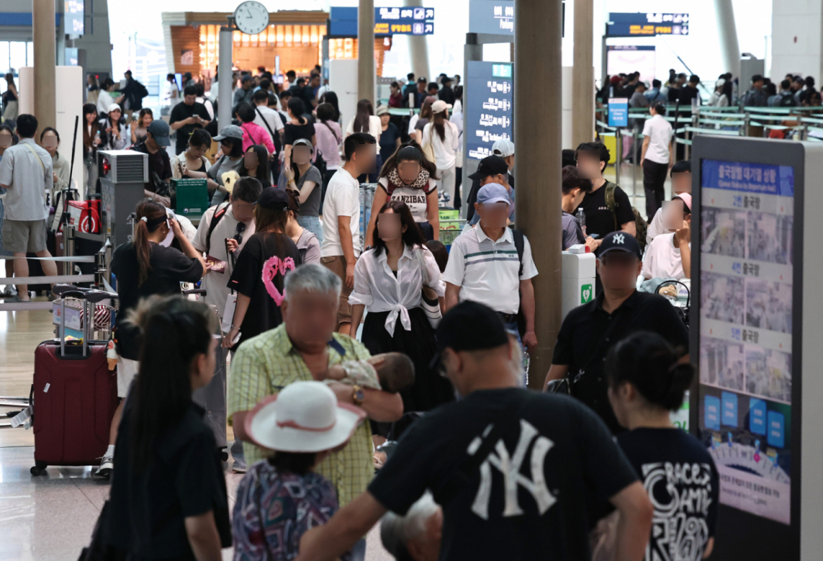 8월5일 인천국제공항 1여객터미널 출국장이 여름 성수기 휴가철을 맞아 해외로 떠나려는 여행객들로 북적이고 있다./사진=뉴스1.