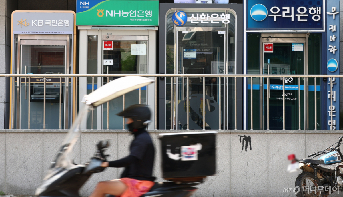 (서울=뉴스1) 김민지 기자 = 주요 은행의 마이너스통장 대출 규모와 한도 소진율이 코로나19 대유행 이후 최고치로 치솟았다. 28일 금융권에 따르면 5대 은행(KB국민·신한·하나·우리·NH농협)의 개인 마이너스통장 잔액은 지난 25일 기준 총 43조 3363억 원으로 집계됐다. 월말 잔액 기준으로 비교해 보면 지난 2022년 10월 말(43조 6609억 원) 이후 무려 3년 8개월 만에 가장 압도적인 수치다. 사진은 이날 서울 시내의 5대 시중은행 ATM 기기 모습. 2026.6.28/뉴스1 Copyright © 뉴스1. All rights reserved. 무단 전재 및 재배포, AI학습 이용 금지. /사진=(서울=뉴스1) 김민지 기자