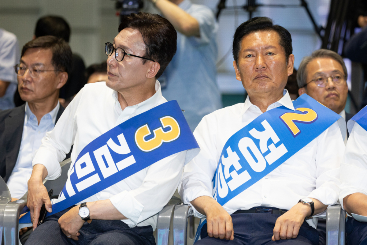 더불어민주당 김민석(왼쪽), 정청래 당대표 후보가 8월9일 강원 횡성군 횡성국민체육센터에서 열린 더불어민주당 당대표 및 최고위원 선출을 위한 강원 순회경선 합동연설회에 자리하고 있다./사진=뉴스1.