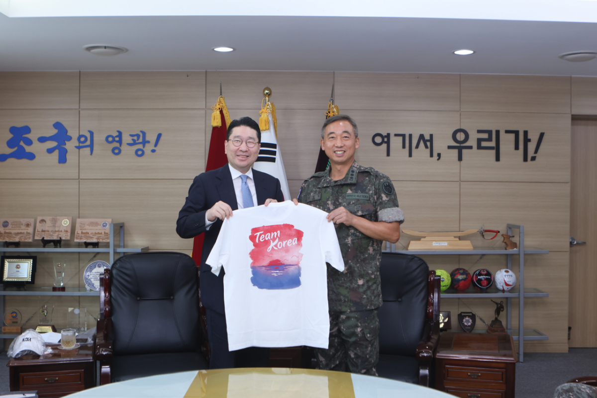 팀코리아 티셔츠를 김영일 참모장에게 전달하는 이상현(왼쪽) 단장. /사진=대한체육회 제공