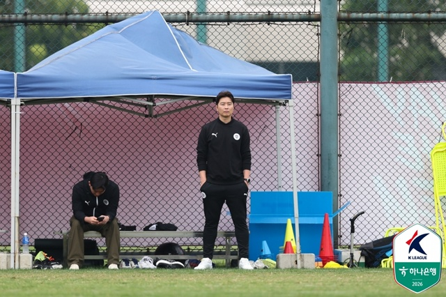 팀 훈련을 지켜보는 이동국 용인FC 디렉터. /사진=한국프로축구연맹 제공