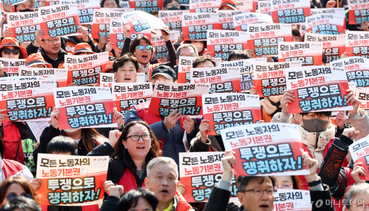 (서울=뉴스1) 최지환 기자 = 민주노총 조합원들이 10일 서울 종로구 세종대로 일대에서 열린 민주노총 투쟁 선포대회에서 구호를 외치고 있다. 2026.3.10/뉴스1 Copyright © 뉴스1. All rights reserved. 무단 전재 및 재배포, AI학습 이용 금지. /사진=(서울=뉴스1) 최지환 기자