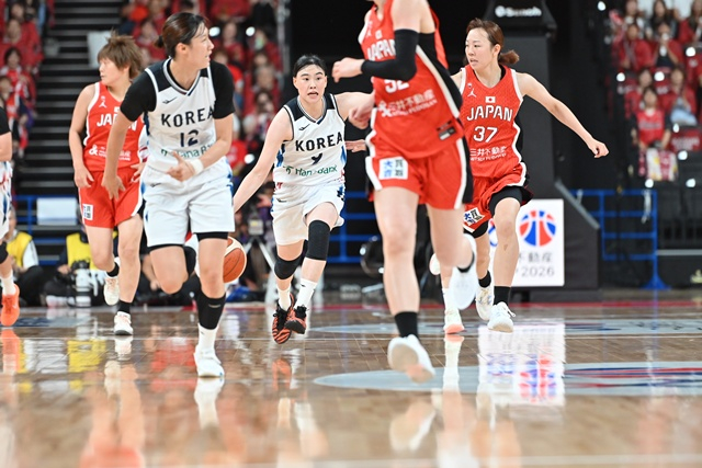 수비에 성공해 속공으로 전환하는 이소희(가운데). /사진=Japan Basketball Association 제공