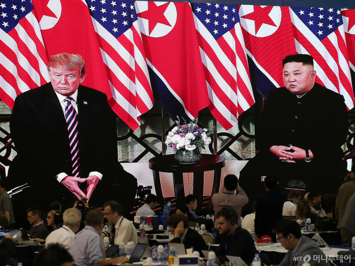 제2차 북·미 정상회담 첫날인 2019년 2월27일 베트남 하노이 국제 미디어센터에서 김정은 북한 국무위원장과 도널드 트럼프 미국 대통령 회담이 생중계 되고 있다.