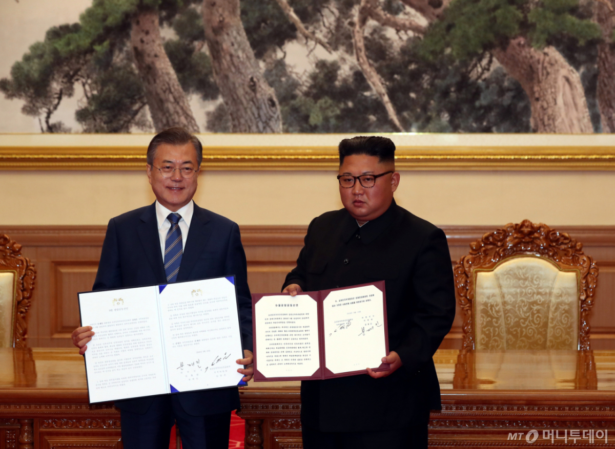 2018년 9월19일 당시 문재인 대통령과 김정은 국무위원장이 북한 평화 백화원 영빈관에서 정상회담을 마친 뒤 평양공동선언서에 서명한 뒤 펼쳐 보이고 있다. 2018.9.19 /평양사진공동취재단 /사진=평양사진공동취재단