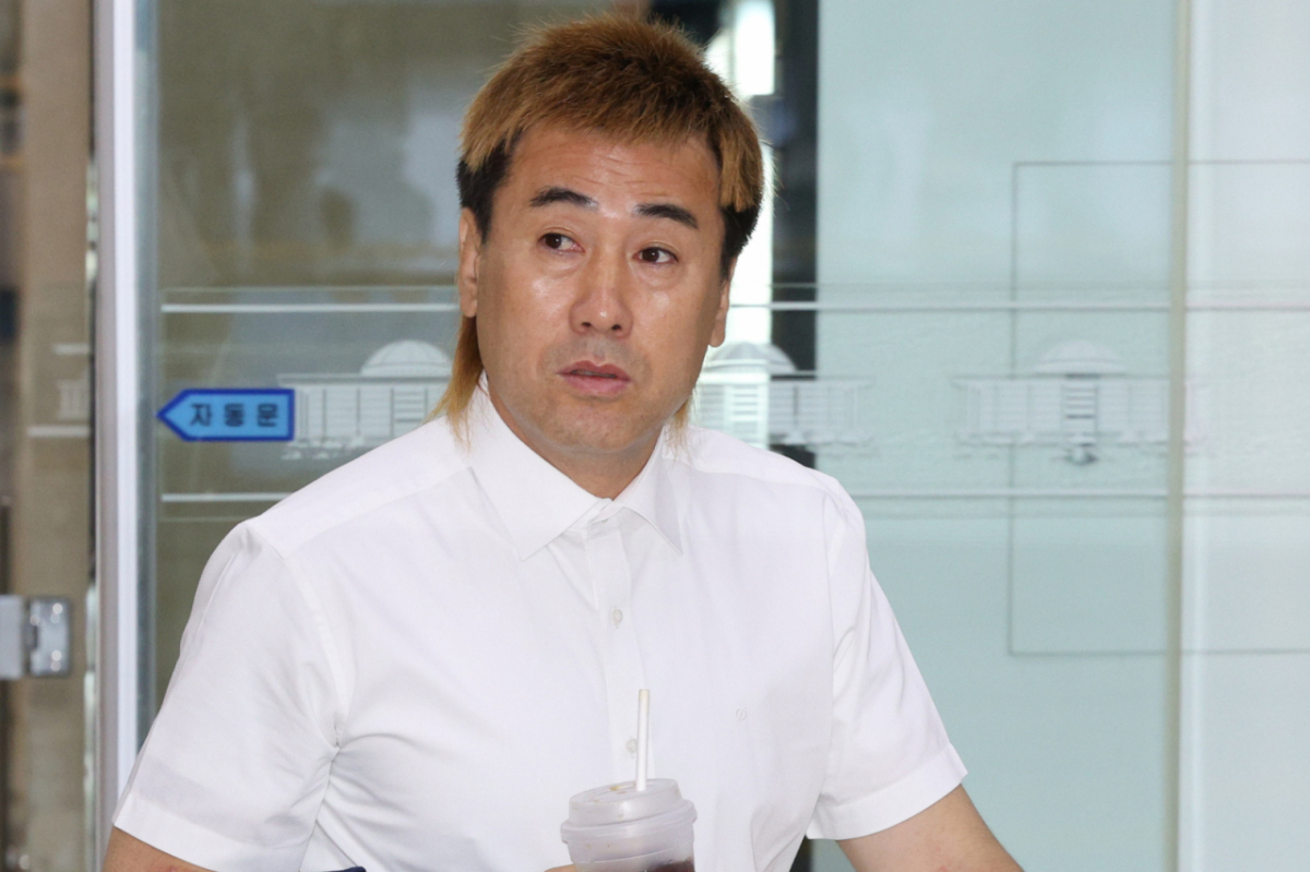 2002 국제축구연맹(FIFA) 한일 월드컵 4강 신화 주역 중 한 명인 김병지 강원FC 대표이사가 지난해 아시아축구연맹(AFC) 챔피언스리그 엘리트(ACLE) 개최 과정에서 불거진 춘천시 폄훼 논란에 대해 사과했다. 사진은 김병지 대한축구협회 부회장. /사진=뉴시스