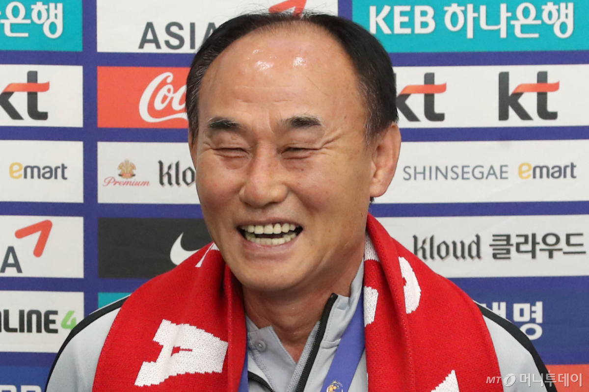 김학범 전 제주SK 감독이 홍명보 전 대한민국 축구대표팀 감독의 후임을 뽑는 공개 채용에 지원하지 않은 것으로 확인됐다. 김 감독은 국내 지도자에게 불리한 채용 조건을 이유로 들며 아쉬움을 나타냈다. 사진은 김학범 감독. /사진=머니투데이 사진 DB