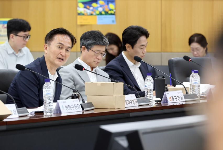 류삼영 동작구청장이 지난 12일 서울시청 기획상황실에서 열린 제203차 서울특별시구청장협의회 정기회의에서 발언하고 있다./사진제공=동작구청