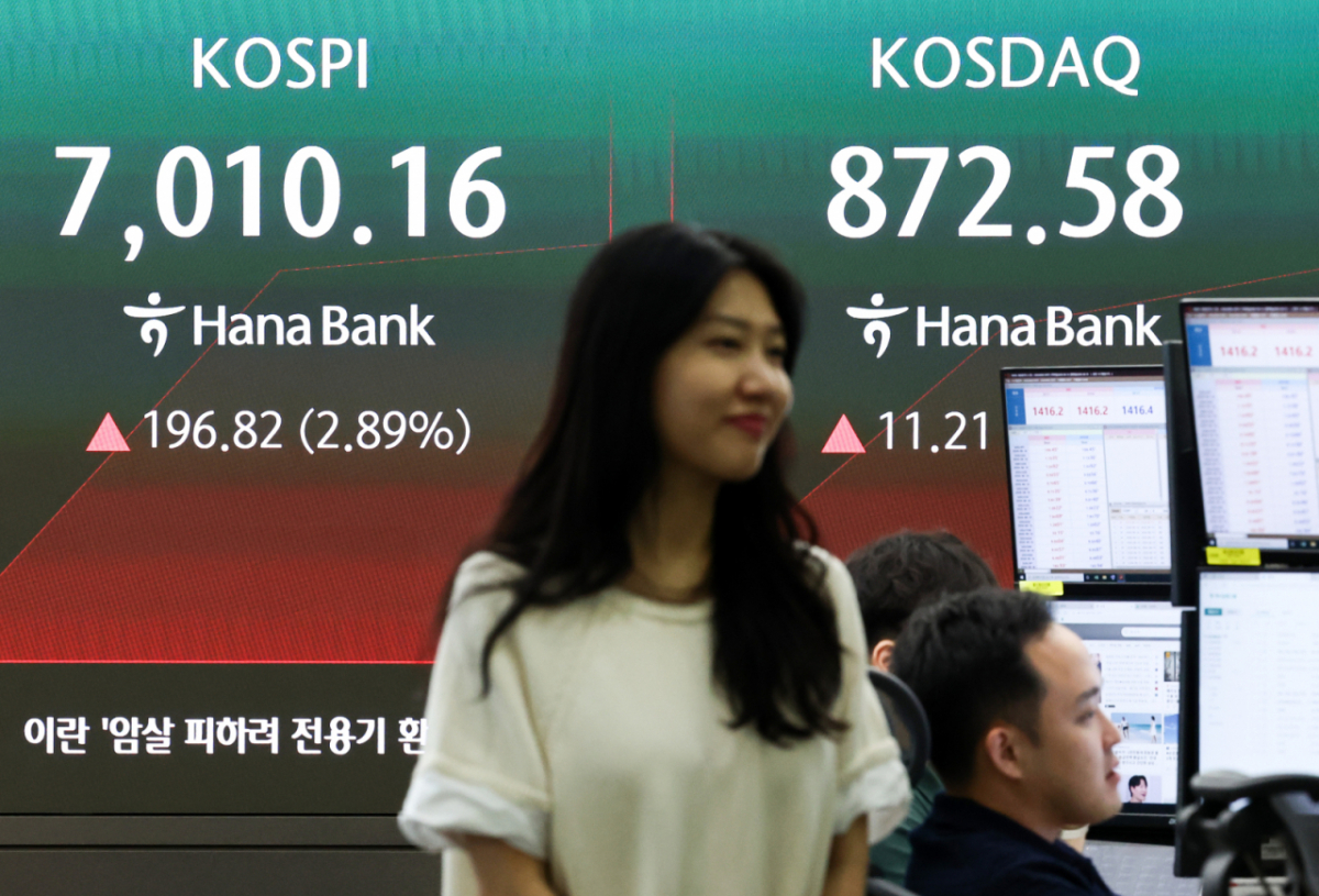 (서울=뉴스1) 최지환 기자 = 13일 오전 서울 중구 하나은행 본점 딜링룸 전광판에 코스피 지수가 전 거래일 대비 196.82p(2.89%) 오른 7010.16을 기록하고 있다. 2026.8.14/뉴스1 Copyright © 뉴스1. All rights reserved. 무단 전재 및 재배포, AI학습 이용 금지. /사진=(서울=뉴스1) 최지환 기자