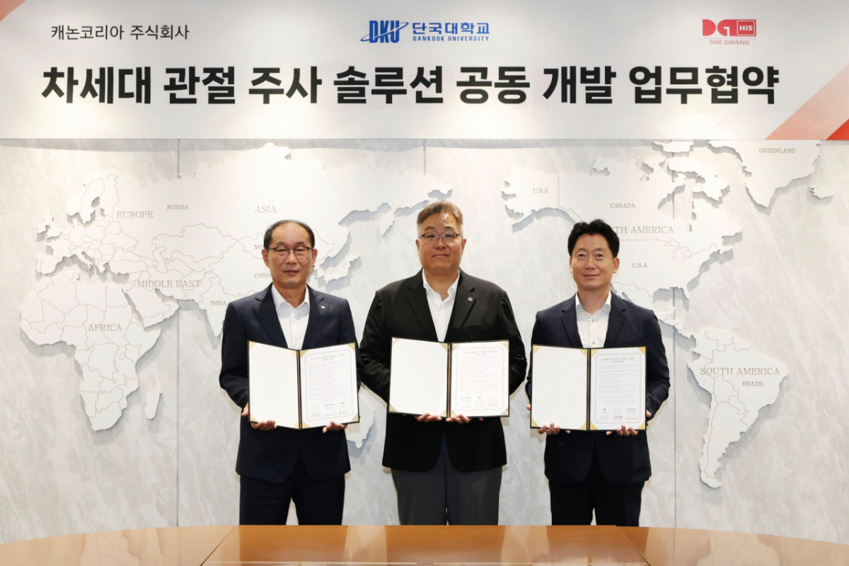 캐논코리아 박정우 대표이사(왼쪽부터), 단국대 산업협력단 조완제 단장, 대광HIS 설용준 대표가 13일 서울 캐논코리아 본사에서 MOU를 맺고 기념사진을 찍고 있다./사진 제공=캐논코리아