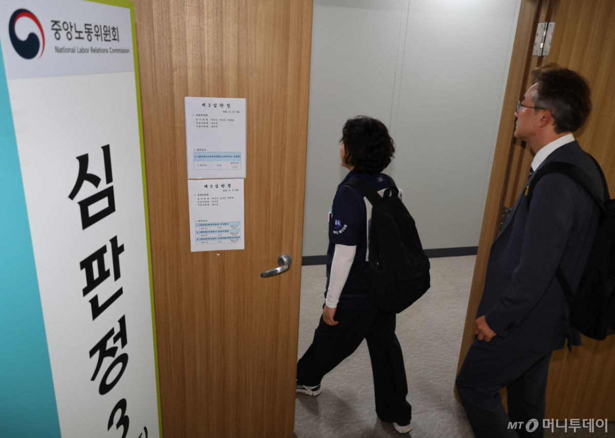 민주노총 전국금속노조 조합원 등이 10일 오후 세종시 정부세종청사 중앙노동위원회에서 열린 (원하청)현대자동차 주식회사 교섭요구 사실의 공고에 대한 시정 재심신청 심판회의에 참석하고 있다. /사진=뉴시스