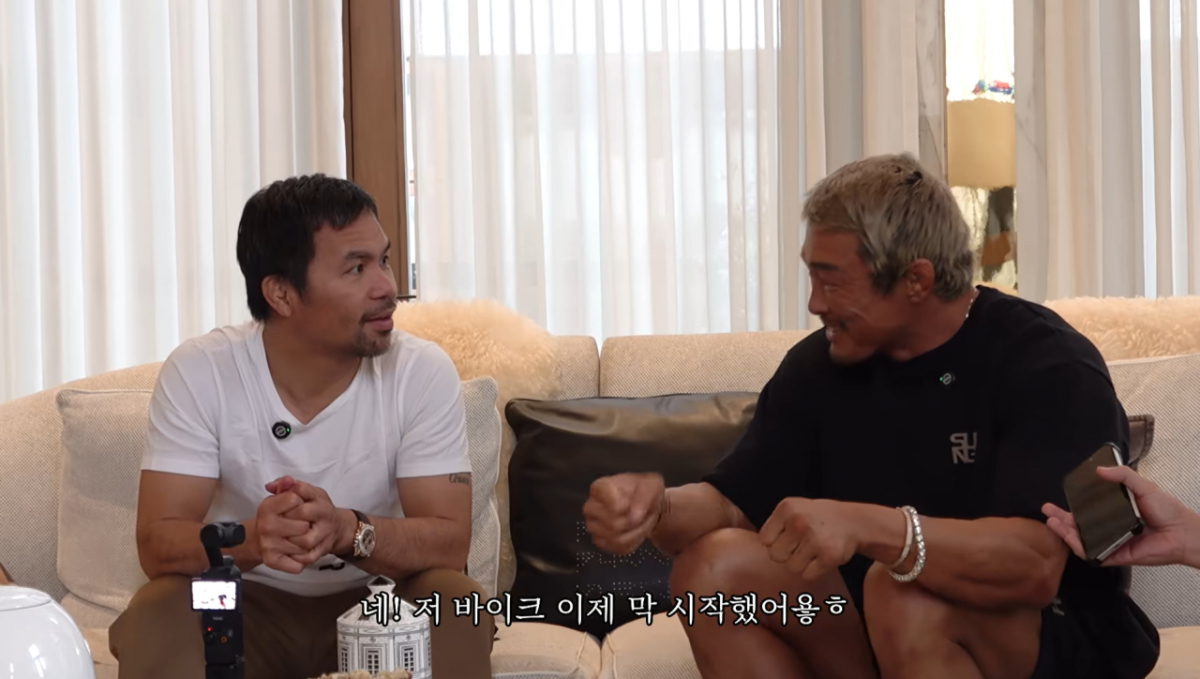 매니 파퀴아오와 추성훈이 오토바이에 대한 대화를 나누고 있는 모습./사진=추성훈 개인 유튜브 채널 화면 갈무리