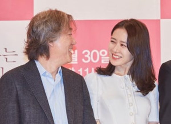 '밥 잘 사주는 예쁜 누나' 제작발표회에서 다정하게 서로를 바로보고 있는 안판석 감독과 배우 손예진 / 사진=JTBC
